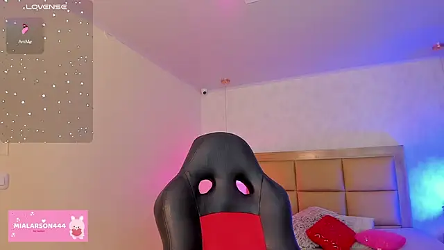 Snapshot of LARSONMIA chatting on 02-25-26, 12:26 LARSONMIA online show from 02-25-26, 12:26