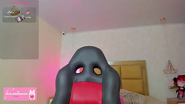 Snapshot of LARSONMIA chatting on 02-26-26, 12:26 LARSONMIA online show from 02-26-26, 12:26