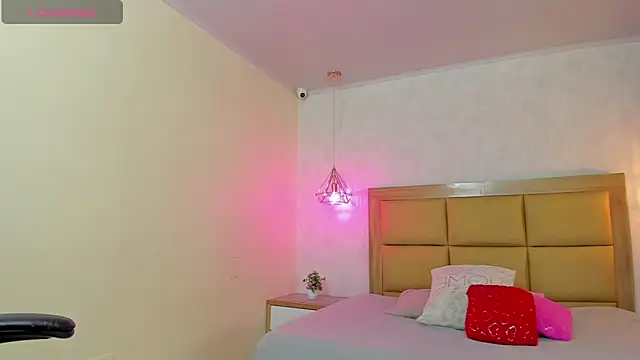 Snapshot of LARSONMIA chatting on 03-06-26, 12:34 LARSONMIA online show from 03-06-26, 12:34