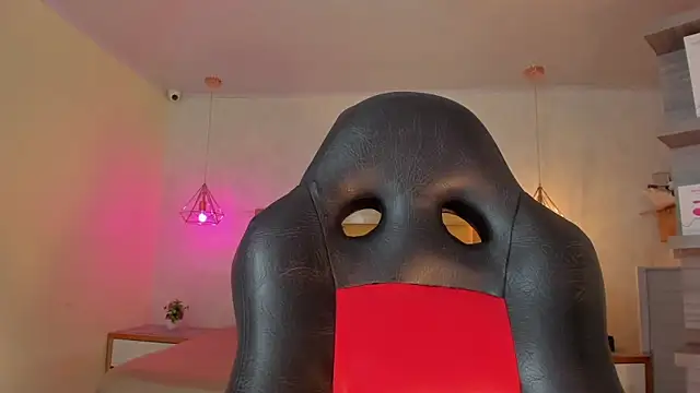 Snapshot of LARSONMIA chatting on 03-10-26, 12:21 LARSONMIA online show from 03-10-26, 12:21