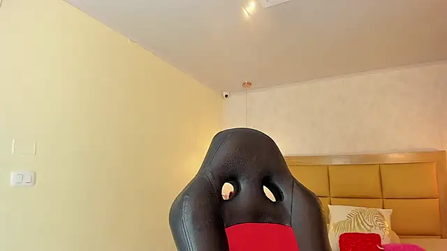 Snapshot of LARSONMIA chatting on 03-16-26, 12:31 LARSONMIA online show from 03-16-26, 12:31