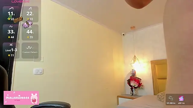 Snapshot of LARSONMIA chatting on 06-30-26, 12:28 LARSONMIA online show from 06-30-26, 12:28