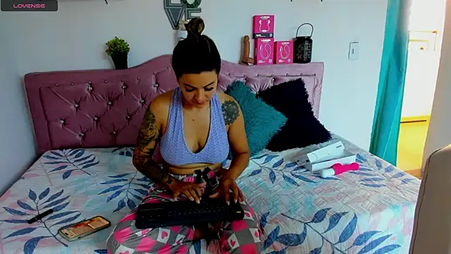 mia bigtits17 online show from 07-18-26, 04:44