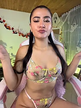 Snapshot of Violetta_kim1 chatting on 10-13-25, 05:57 Violetta kim1 online show from 10-13-25, 05:57
