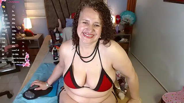 Snapshot of Nadia_84 chatting on 10-16-25, 12:17 Nadia 84 online show from 10-16-25, 12:17