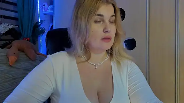 CoraSwon online show from 02-16-26, 07:32