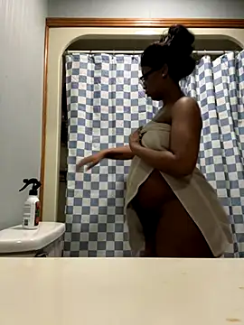 Snapshot of KLoveeee chatting on 11-21-25, 01:04 KLoveeee online show from 11-21-25, 01:04