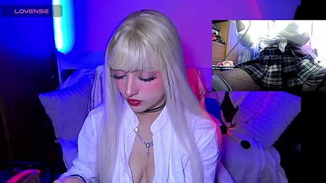 Snapshot of HollyDominic chatting on 11-06-25, 08:32 HollyDominic online show from 11-06-25, 08:32