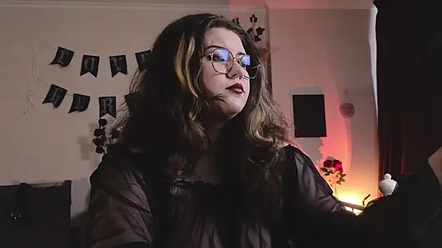 Snapshot of Laura_Karamazov chatting on 02-13-26, 10:00 Laura Karamazov online show from 02-13-26, 10:00