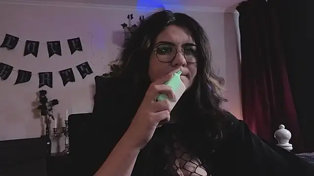 Snapshot of Laura_Karamazov chatting on 02-19-26, 09:49 Laura Karamazov online show from 02-19-26, 09:49