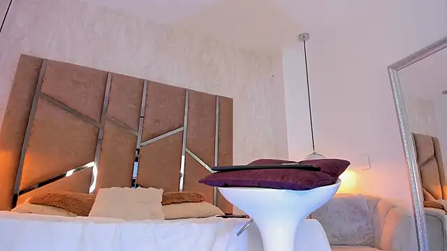 Martinaa Jones  online show from 10-04-25, 08:07