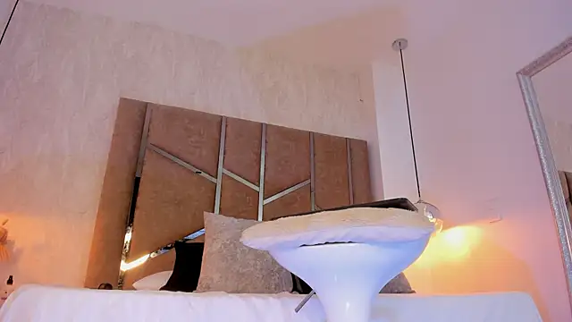 Martinaa Jones  online show from 12-16-25, 12:10