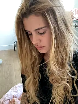 EmiliaCatalina online show from 10-19-25, 07:03