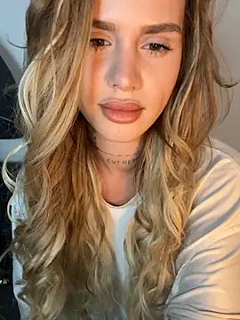 EmiliaCatalina online show from 12-18-25, 12:27