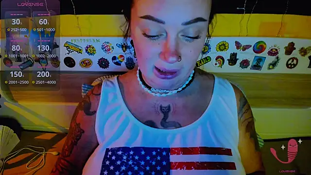 Snapshot of EllieOz chatting on 11-18-25, 06:23 EllieOz online show from 11-18-25, 06:23