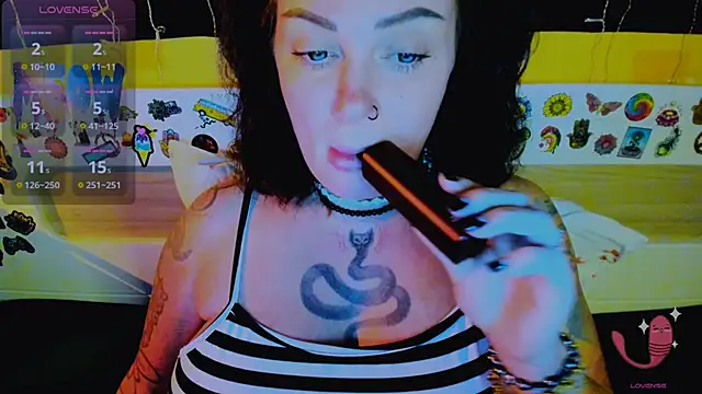 Snapshot of EllieOz chatting on 11-25-25, 05:46 EllieOz online show from 11-25-25, 05:46