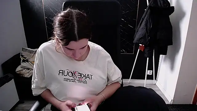 Snapshot of littleviki7 chatting on 11-24-25, 11:21 littleviki7 online show from 11-24-25, 11:21