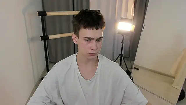 Snapshot of Kevin_Kesi chatting on 11-17-25, 04:24 Kevin Kesi online show from 11-17-25, 04:24