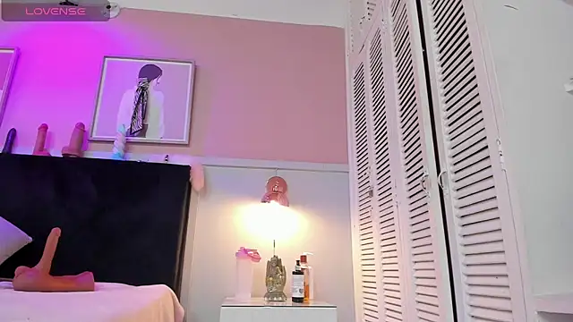 Snapshot of chloe_watson_ chatting on 10-25-25, 03:07 chloe watson online show from 10-25-25, 03:07