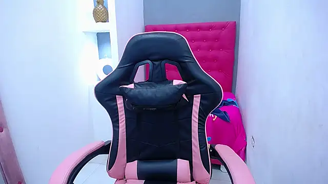 Snapshot of KatrinaQueen1 chatting on 01-12-26, 10:04 KatrinaQueen1 online show from 01-12-26, 10:04