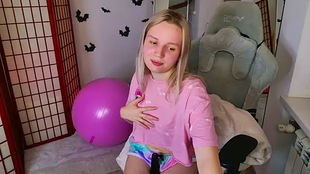 Snapshot of Beatrica_Klein chatting on 11-02-25, 02:08 Beatrica Klein online show from 11-02-25, 02:08