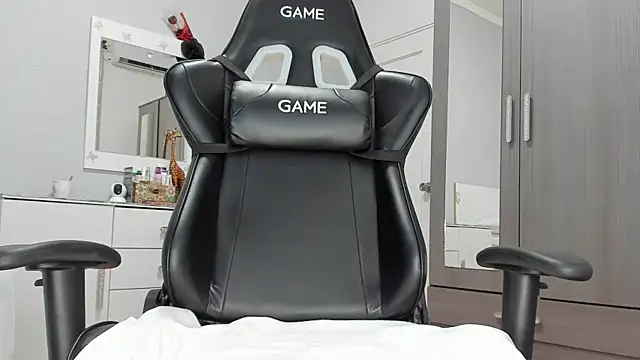 anisialuna  online show from 02-05-25, 09:46