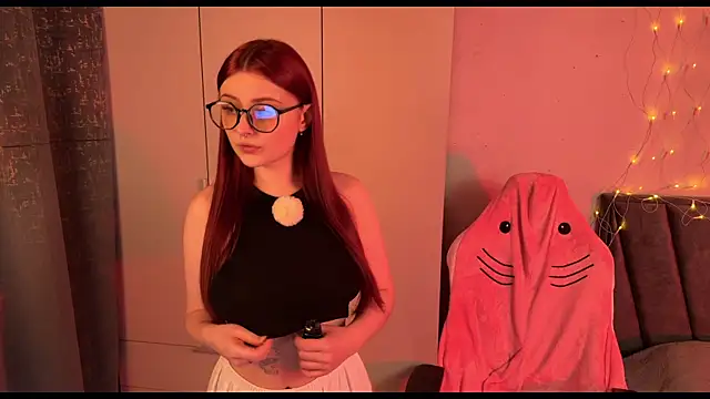 Snapshot of RozieRose chatting on 11-28-25, 11:57 RozieRose online show from 11-28-25, 11:57