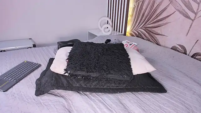 Samaantha-White online show from 02-06-25, 03:20