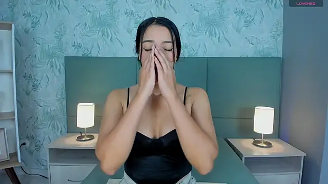 lexiethompson  online show from 10-11-25, 12:04