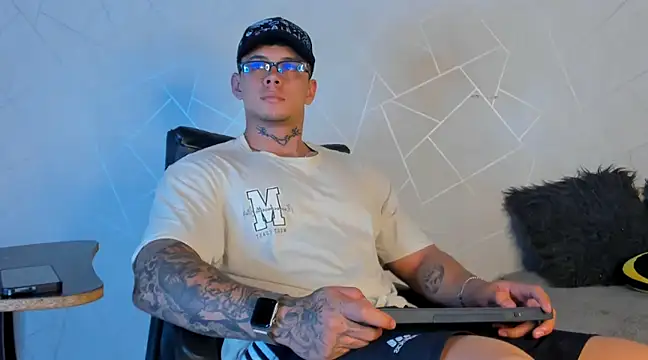 Snapshot of NoahhBrown chatting on 01-14-25, 04:25 NoahhBrown online show from 01-14-25, 04:25