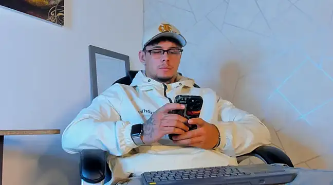 Snapshot of NoahhBrown chatting on 02-23-25, 03:35 NoahhBrown online show from 02-23-25, 03:35