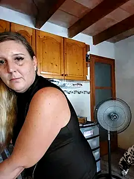 Snapshot of BecciDeluxe chatting on 09-12-25, 12:38 BecciDeluxe online show from 09-12-25, 12:38