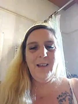 Snapshot of BecciDeluxe chatting on 10-08-25, 11:19 BecciDeluxe online show from 10-08-25, 11:19