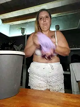 Snapshot of BecciDeluxe chatting on 10-09-25, 02:59 BecciDeluxe online show from 10-09-25, 02:59
