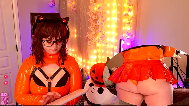 Snapshot of Angel-Lewd-Cake chatting on 10-19-25, 06:03 Angel-Lewd-Cake online show from 10-19-25, 06:03