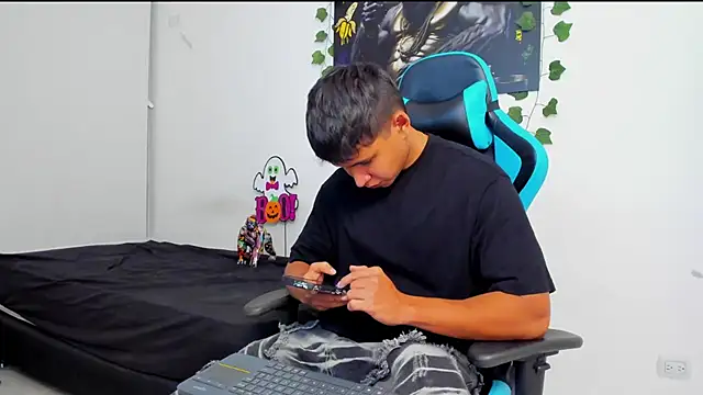 Snapshot of Bray_Kevin chatting on 02-08-25, 11:24 Bray Kevin online show from 02-08-25, 11:24