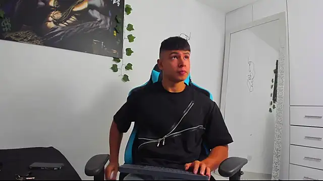 Snapshot of Bray_Kevin chatting on 03-08-25, 12:22 Bray Kevin online show from 03-08-25, 12:22