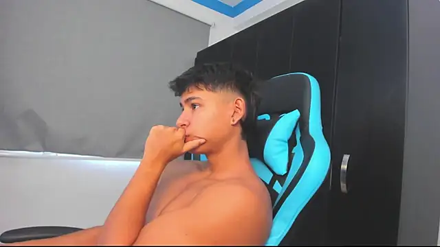 Snapshot of Bray_Kevin chatting on 10-27-25, 04:44 Bray Kevin online show from 10-27-25, 04:44