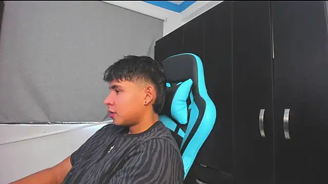 Snapshot of Bray_Kevin chatting on 10-30-25, 06:08 Bray Kevin online show from 10-30-25, 06:08