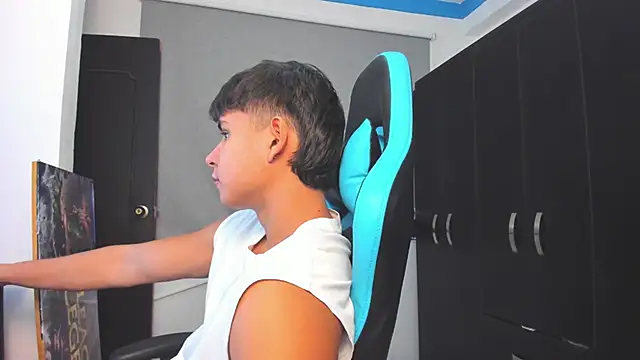 Snapshot of Bray_Kevin chatting on 11-08-25, 01:39 Bray Kevin online show from 11-08-25, 01:39