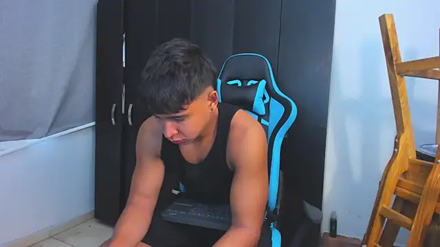 Snapshot of Bray_Kevin chatting on 11-26-25, 04:19 Bray Kevin online show from 11-26-25, 04:19