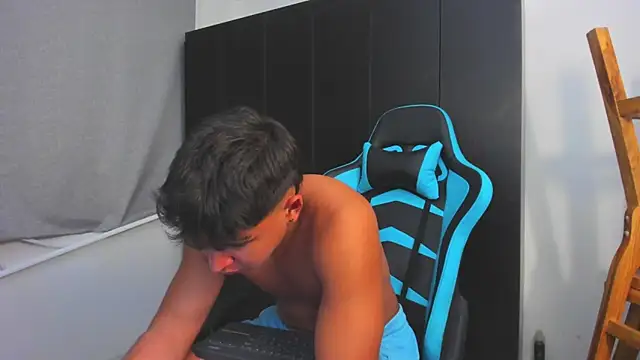 Snapshot of Bray_Kevin chatting on 11-27-25, 04:25 Bray Kevin online show from 11-27-25, 04:25