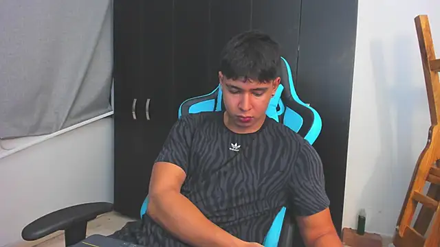 Snapshot of Bray_Kevin chatting on 12-04-25, 03:49 Bray Kevin online show from 12-04-25, 03:49