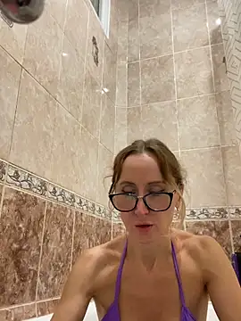 Snapshot of LauraDavis chatting on 12-19-25, 06:15 LauraDavis online show from 12-19-25, 06:15