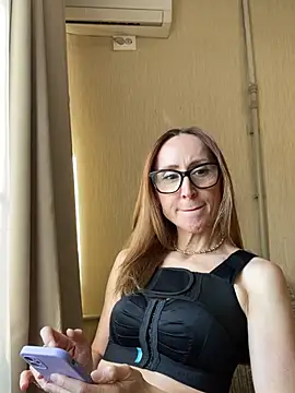 LauraDavis online show from 04-10-26, 02:00