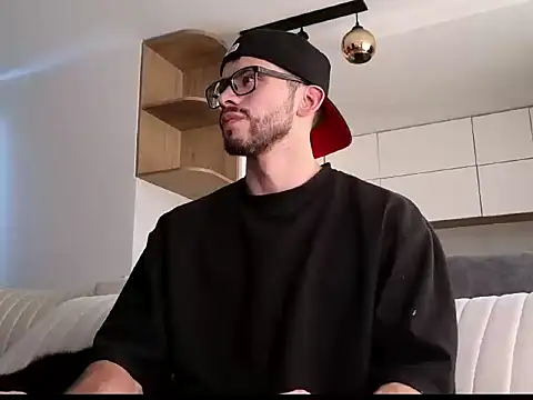 Snapshot of Phantom_Bigger1 chatting on 12-19-25, 06:59 Phantom Bigger1 online show from 12-19-25, 06:59