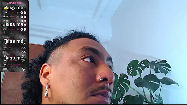 Snapshot of yosoy_enzo2020 chatting on 02-23-25, 02:25 yosoy enzo2020 online show from 02-23-25, 02:25