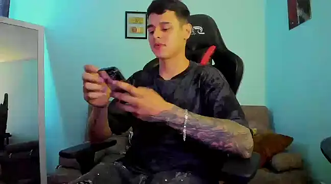 Snapshot of E_Moon chatting on 12-18-24, 06:43 E Moon online show from 12-18-24, 06:43