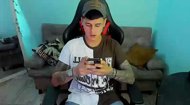 Snapshot of E_Moon chatting on 12-30-24, 05:04 E Moon online show from 12-30-24, 05:04