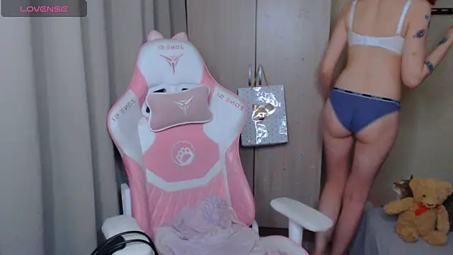 Snapshot of LeahGottty chatting on 10-09-25, 10:30 LeahGottty online show from 10-09-25, 10:30